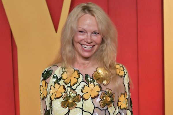 Reports: Pamela Anderson And Liam Neeson Are Officially 'Dating' 3 Reports Suggest Pamela Anderson And Liam Neeson Are Officially Dating