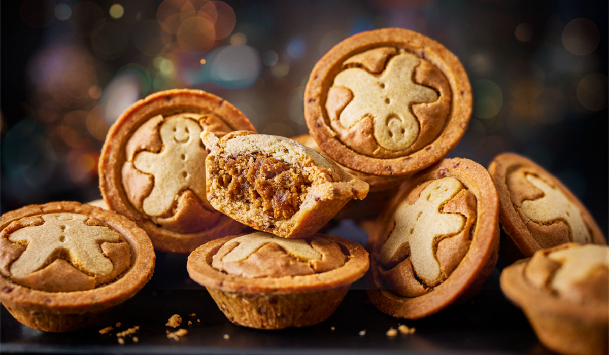 Gingerbread Blondie Cookie Cup Pies E5