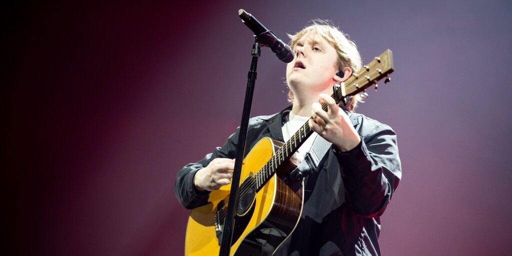 Lewis Capaldi ‘Wasn’t Sure’ He’ Could Perform Again’ After Tourette’s Diagnosis 3 Lewis Capaldi Shares New Single The Day That I Day
