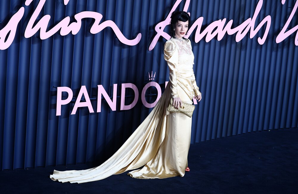 Lily Allen performs West End Girl on SNL