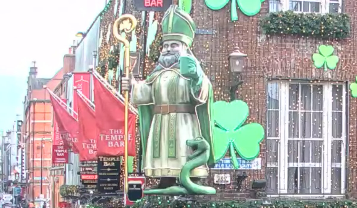 The Temple Bar Pub Statue 1 1