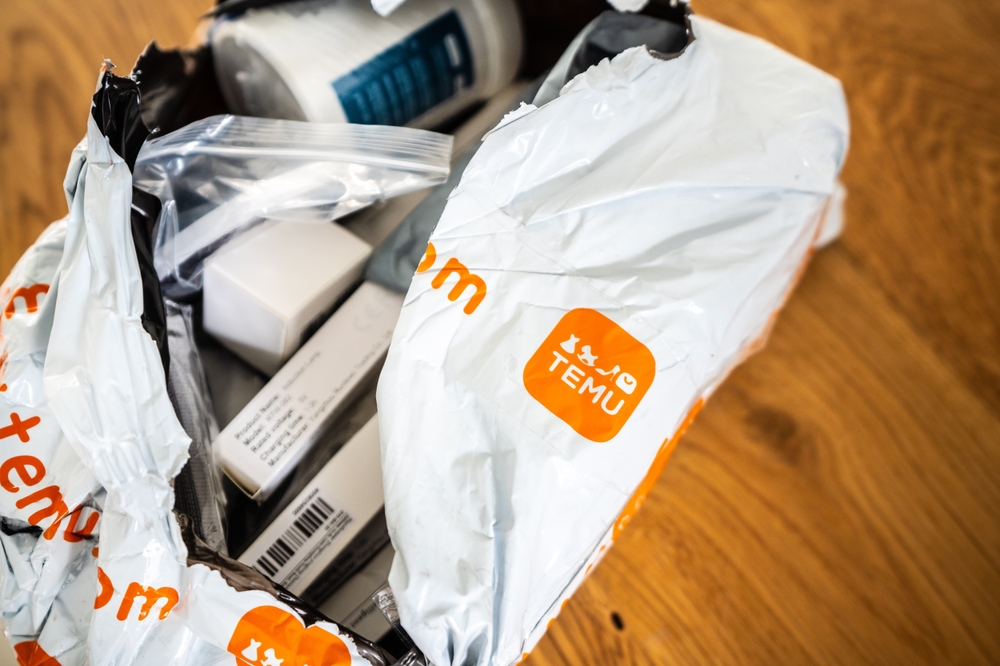 Temu parcel teared open. Audio und werbung, Shutterstock