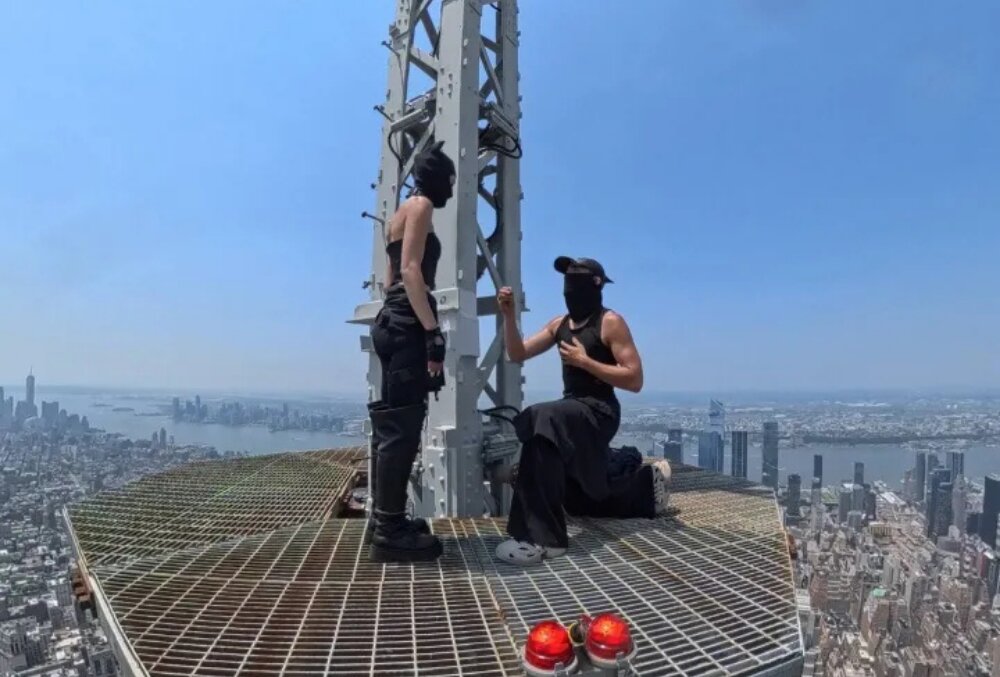 Russian climber couple got engaged after climbing the Empire State Building. Credit: Instagram/angela_nikolau