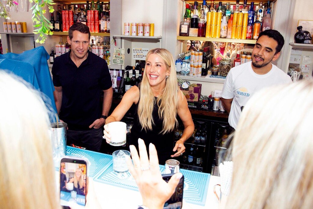 Ellie Goulding Celebrates SERVED Drinks Expansion with Surprise Dublin Performance 4 PHOTO 2026 08 27 10 09 54