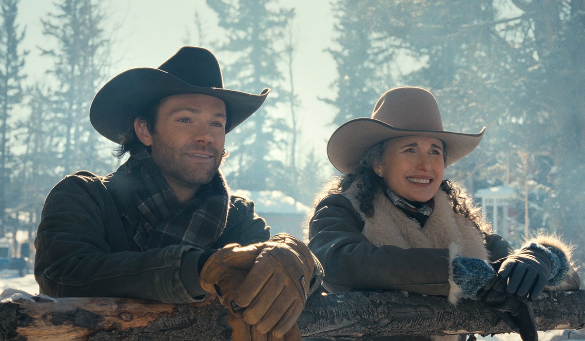 Noughties TV legends team up for new Netflix rom-com 5 Guarding Stars. (L-R) Jared Padalecki as Jack and Andie MacDowell as Connie in Guarding Stars. Cr. Netflix © 2026.